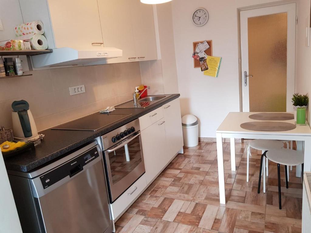 Kuchyňa alebo kuchynka v ubytovaní Apartment K&A- near Dom sportova