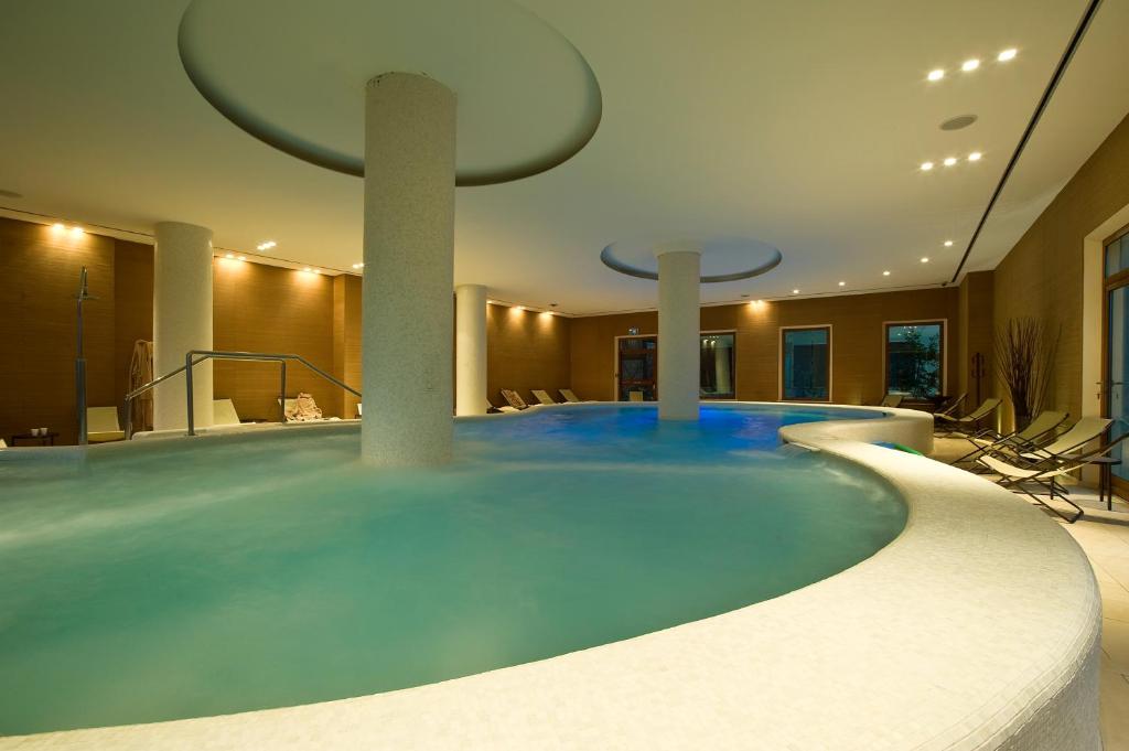 Bazén v ubytování Hotel Villa Ricci & Benessere nebo v jeho okolí