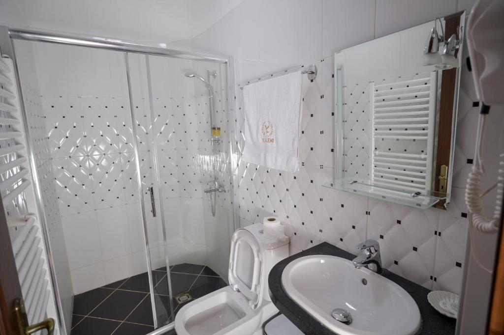 Koupelna v ubytování Hotel Kalemi 2