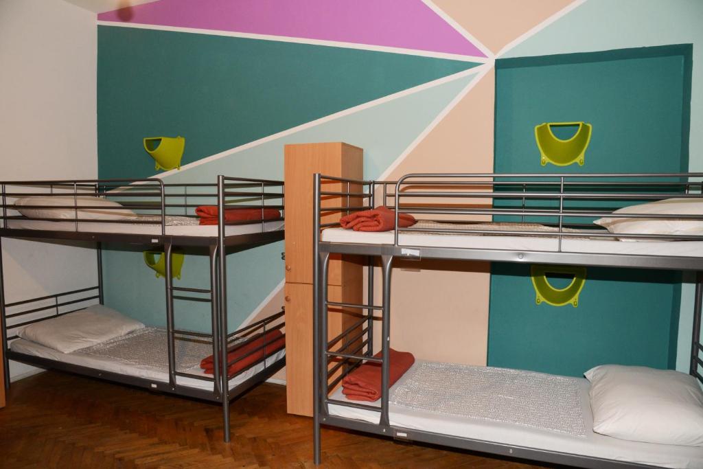 Poschodová posteľ alebo postele v izbe v ubytovaní Budapest Party Hostel at Udvarom