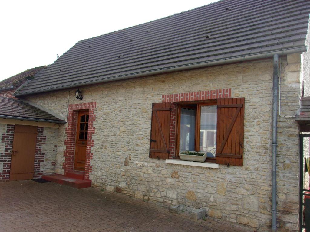 a brick building with a window and a door at Gîte à la campagne in Cressonsacq