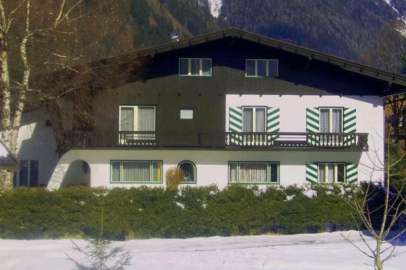 Cette grande maison blanche dispose d'un balcon dans la neige. dans l'établissement Landhaus Christophorus, à Mallnitz