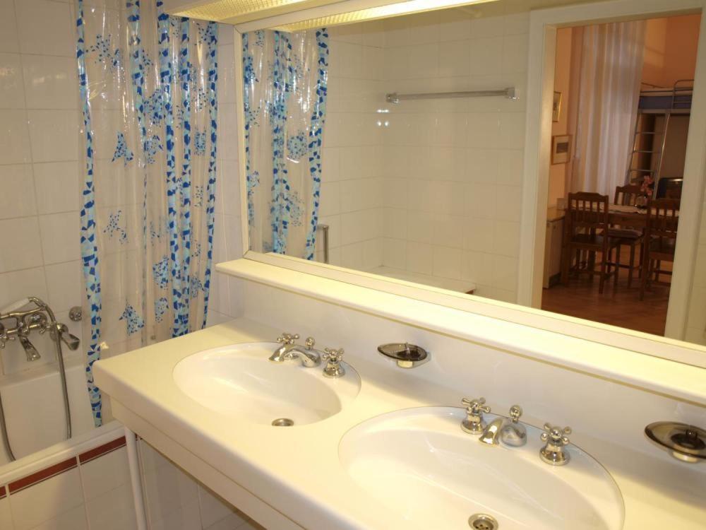 ein Badezimmer mit Waschbecken und Spiegel in der Unterkunft Executive Apartment 2 in Bad Gastein