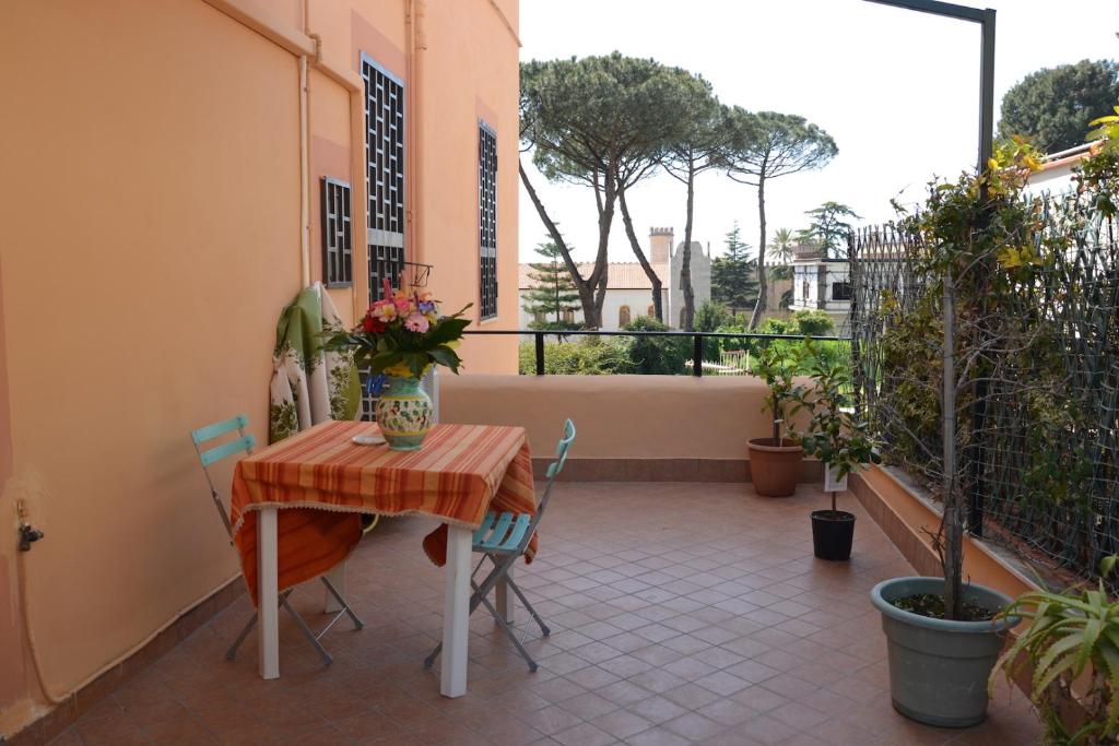 d'une terrasse avec une table et des chaises sur un balcon. dans l'établissement Casa Di Lia, à Pouzzoles