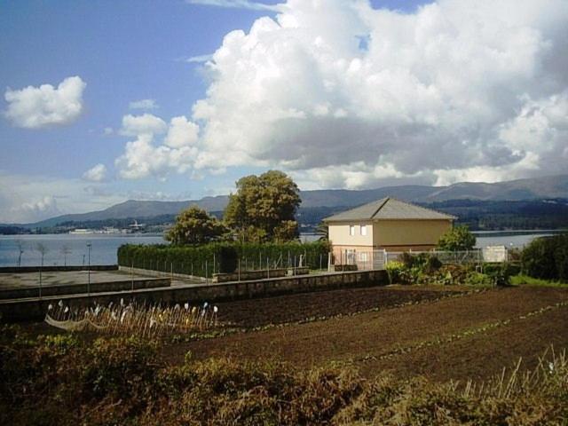 RianjoにあるCasa Torrreの水原の見える家