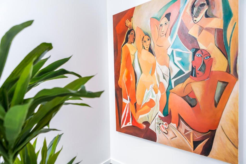 um quadro de uma pintura de duas mulheres em Picasso Apartment em Lisboa