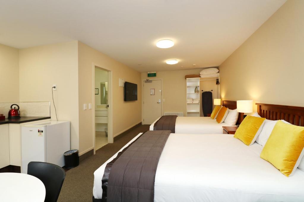 Postel nebo postele na pokoji v ubytování The Victoria Hotel Dunedin