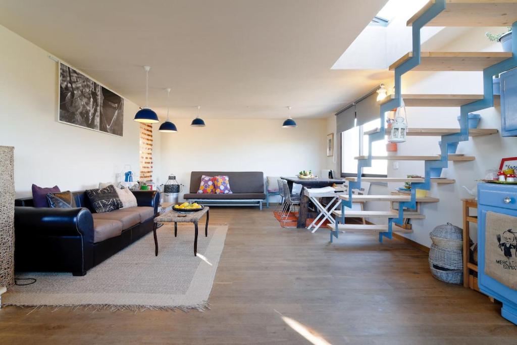 ein Wohnzimmer mit einer blauen und weißen Treppe in der Unterkunft Biolento Home in Arezzo