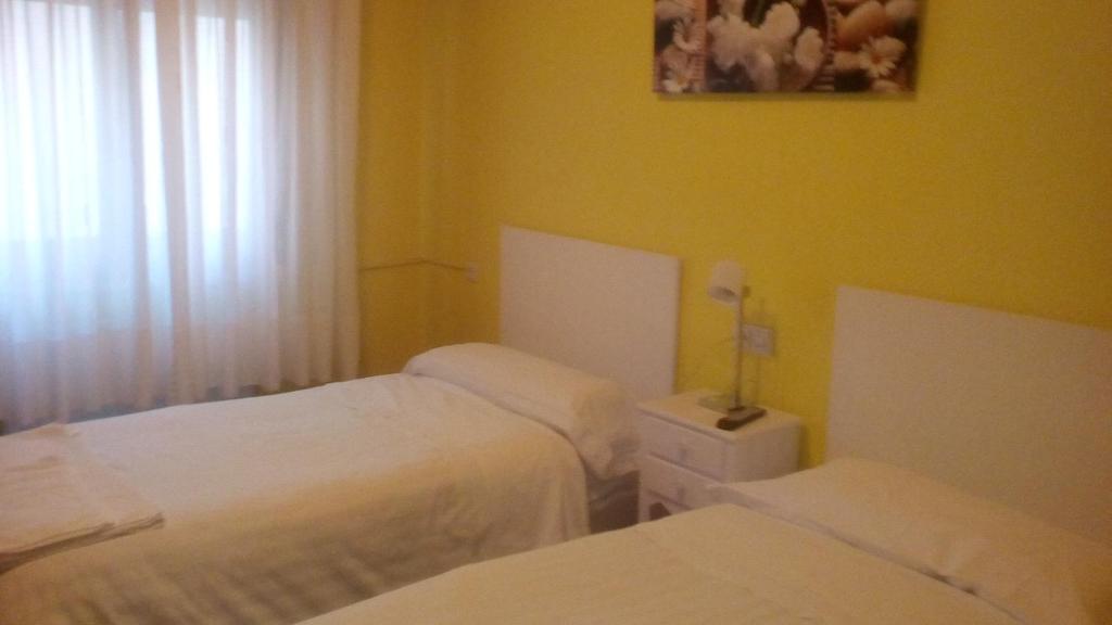 Postel nebo postele na pokoji v ubytování Pensión Room Pamplona
