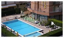 Вид на бассейн в Hotel American или окрестностях