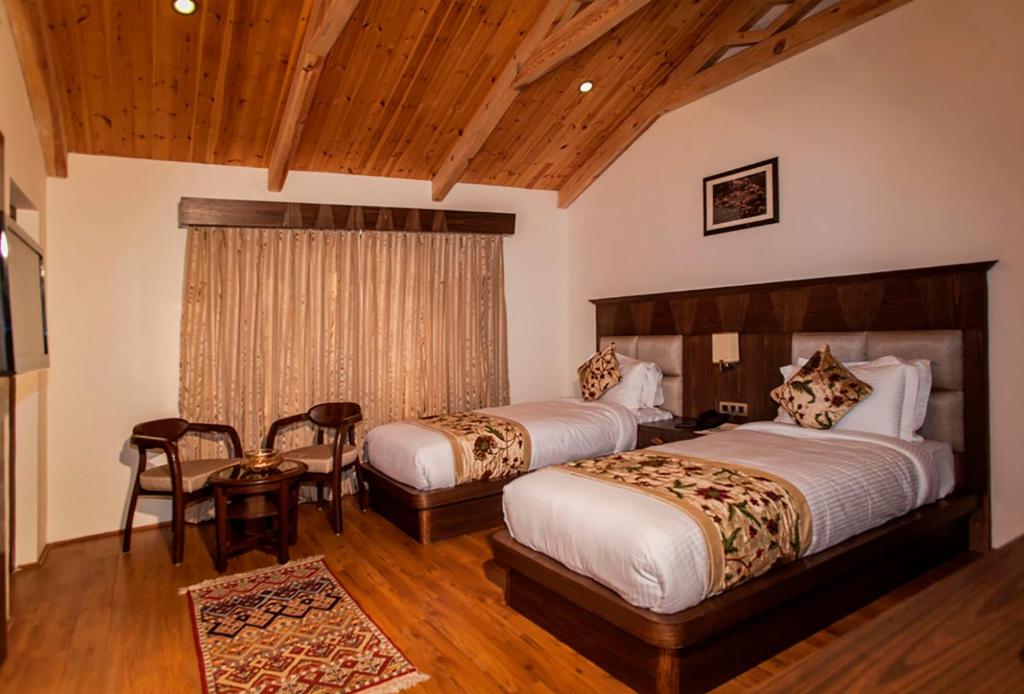 Postel nebo postele na pokoji v ubytování Lemon Tree Hotel Srinagar
