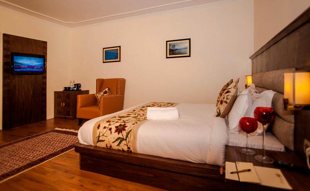 Postel nebo postele na pokoji v ubytování Lemon Tree Hotel Srinagar