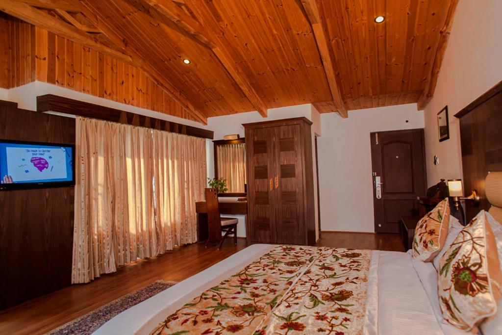 Postel nebo postele na pokoji v ubytování Lemon Tree Hotel Srinagar