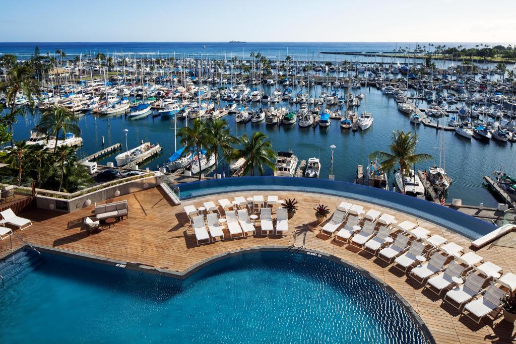 una vista aérea de un puerto deportivo con barcos en Prince Waikiki en Honolulu