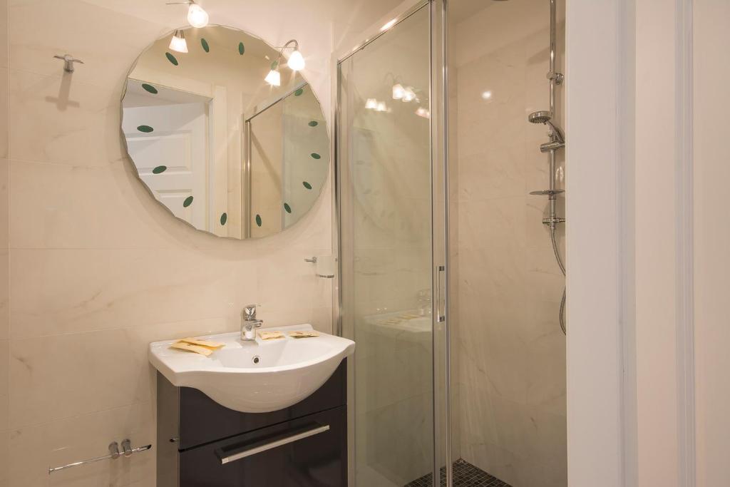 A bathroom at Alinari Apartment