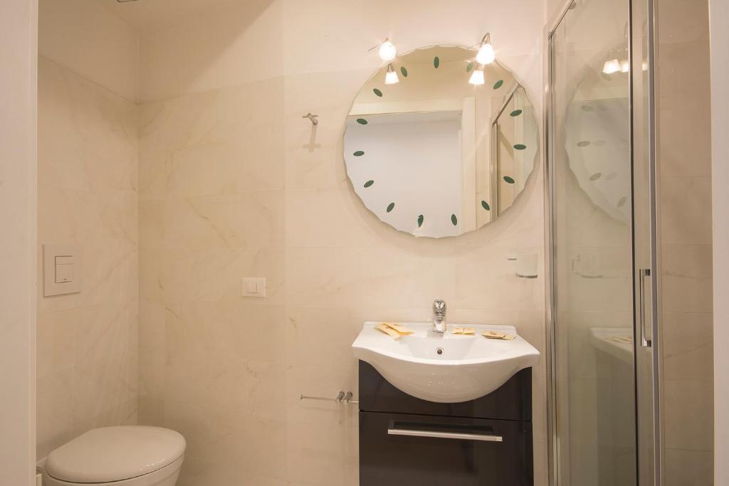 A bathroom at Alinari Apartment