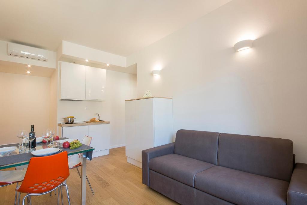 A seating area at Alinari Apartment