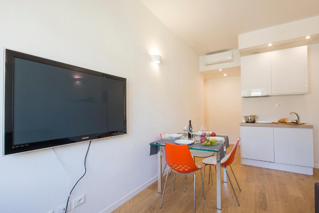 A kitchen or kitchenette at Alinari Apartment