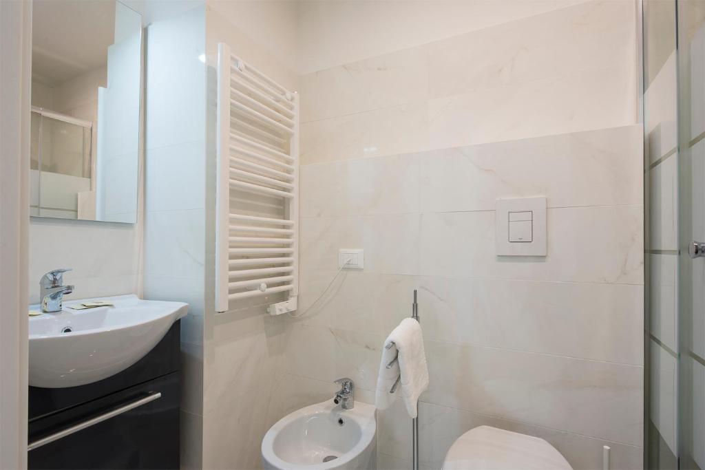 A bathroom at Alinari Apartment