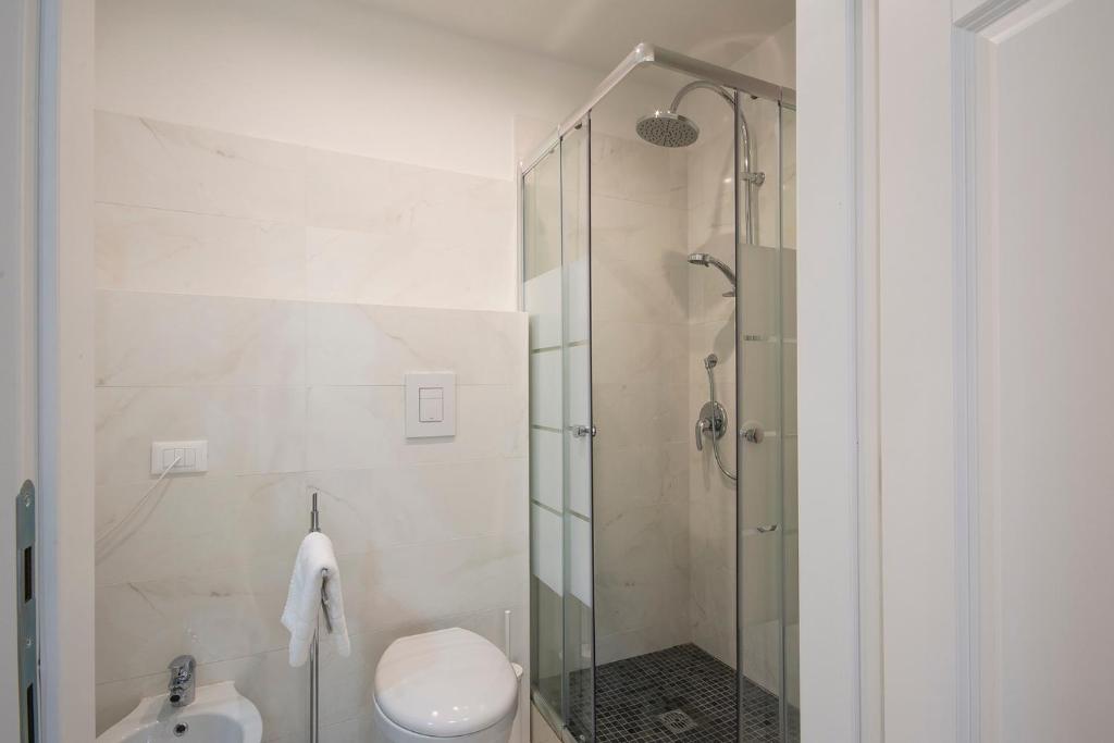 A bathroom at Alinari Apartment