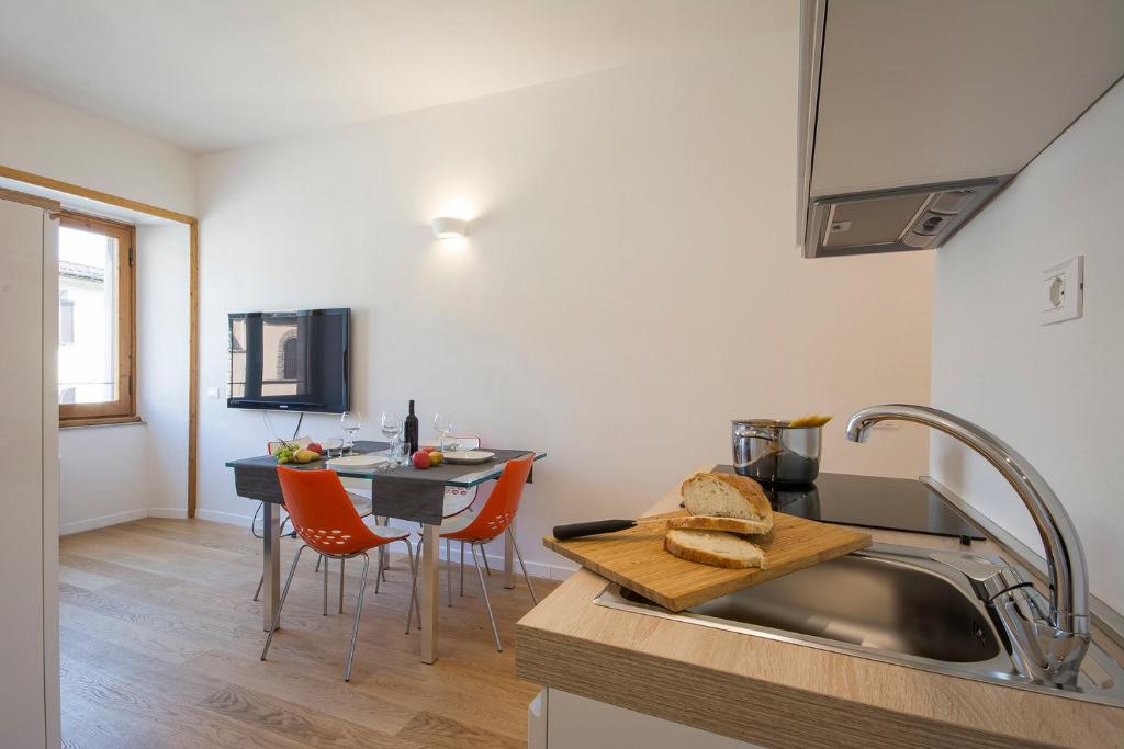 A kitchen or kitchenette at Alinari Apartment