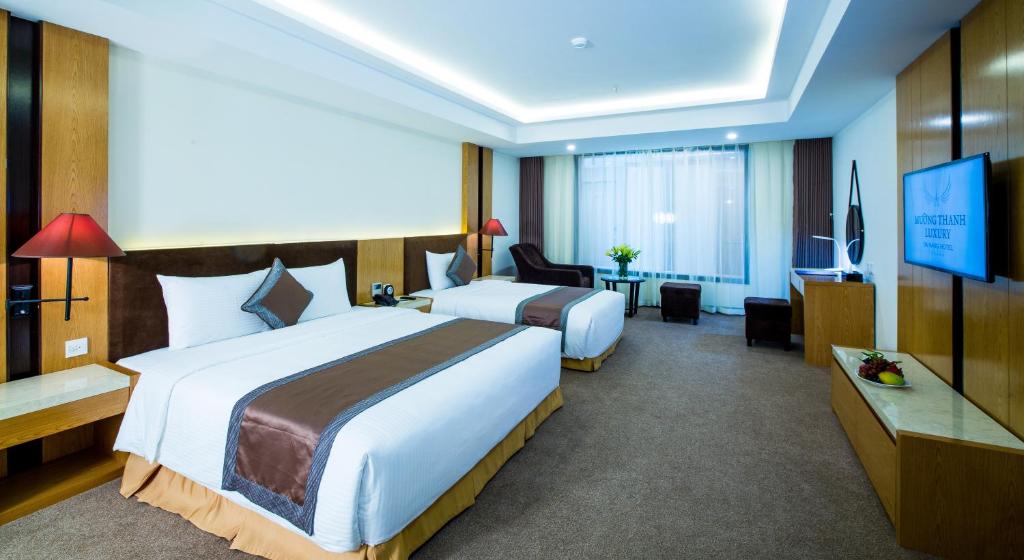 Giường trong phòng chung tại Muong Thanh Luxury Da Nang Hotel