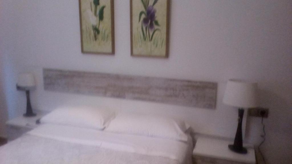 Postel nebo postele na pokoji v ubytování Pensión Room Pamplona