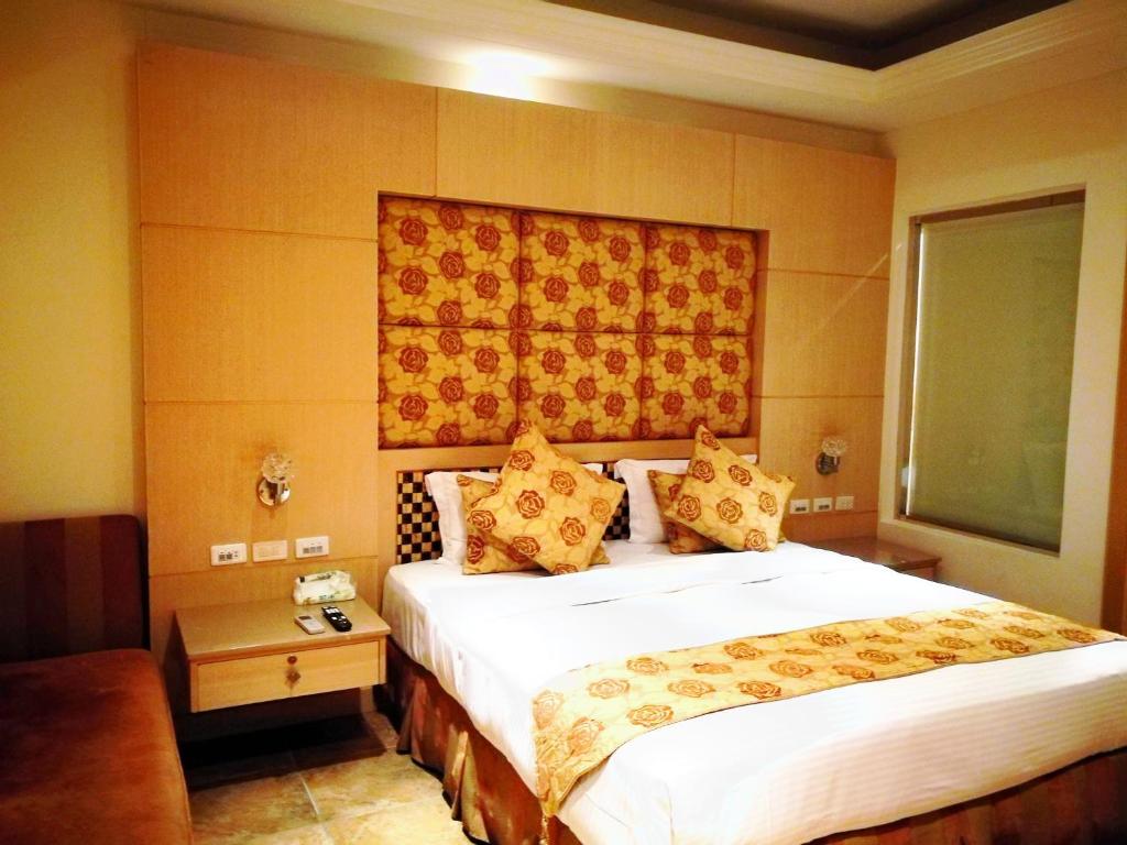 a bedroom with a large bed in a room at Borabora B&amp;B in Nanwan