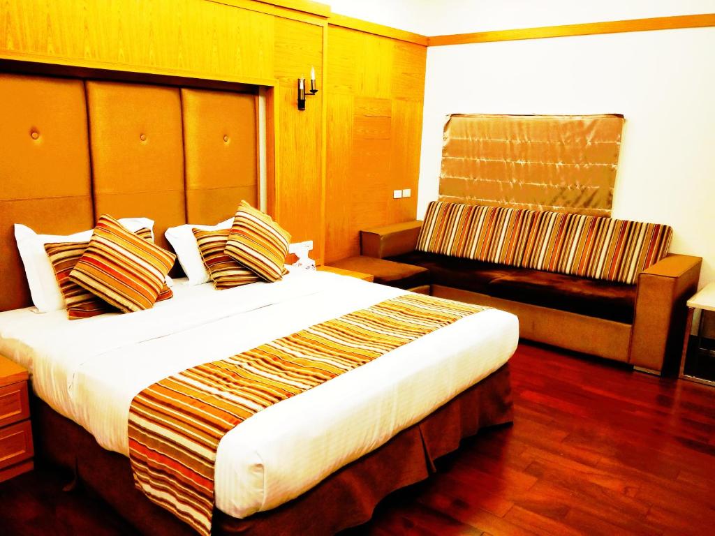 a hotel room with a large bed and a couch at Borabora B&amp;B in Nanwan