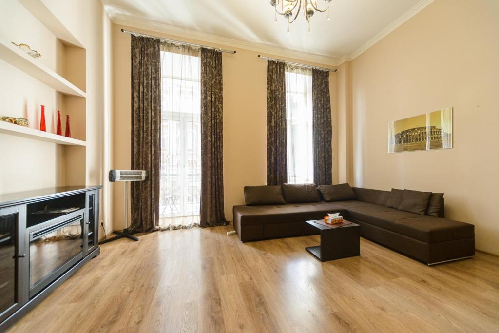 a living room with a couch and a tv at Kiev Centre Apartments in Kyiv