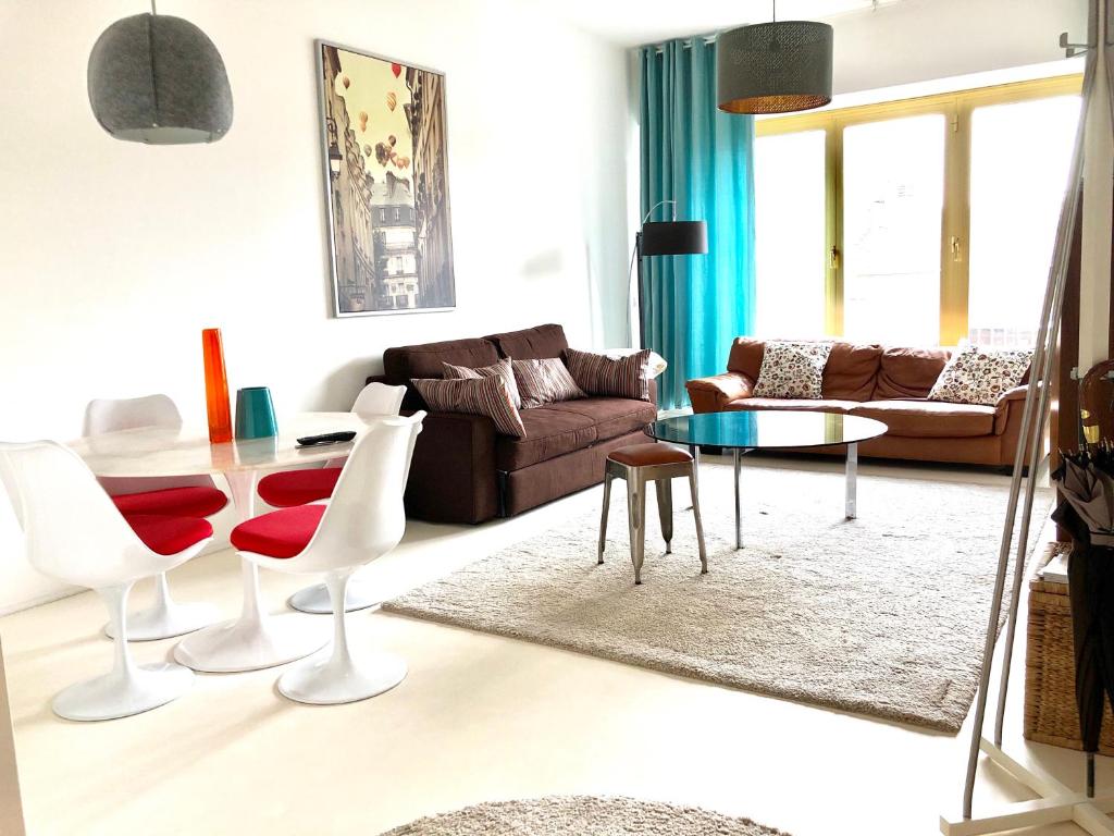 uma sala de estar com um sofá e uma mesa em Spacious flat in the heart of the City Center! Ideal for a family! em Luxemburgo
