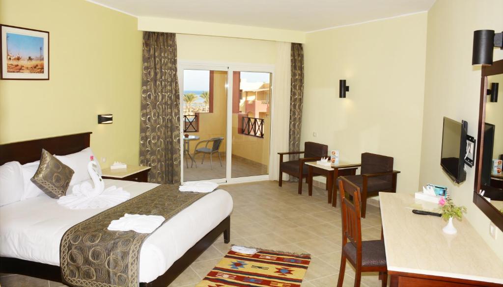 Postel nebo postele na pokoji v ubytování Casa Mare Resort - ex, Royal Tulip Beach Resort