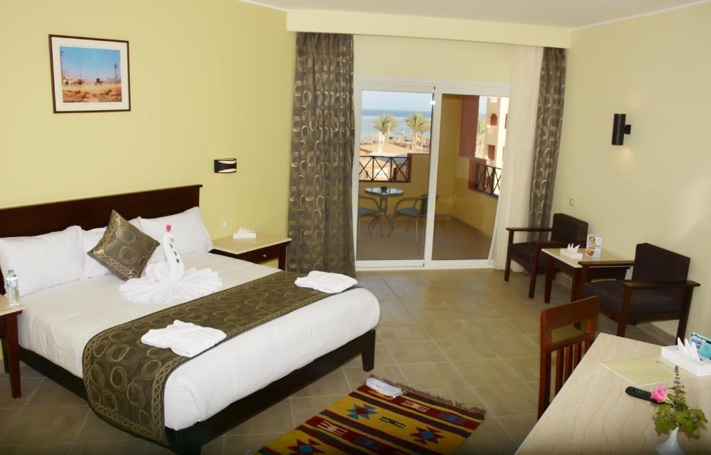 Postel nebo postele na pokoji v ubytování Casa Mare Resort - ex, Royal Tulip Beach Resort