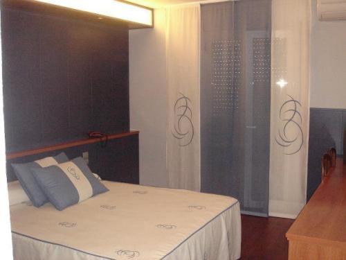 A bed or beds in a room at Hotel Venta de la Punta