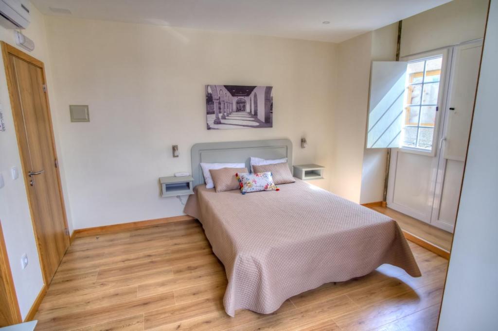 Postel nebo postele na pokoji v ubytování Hotel Os Poetas