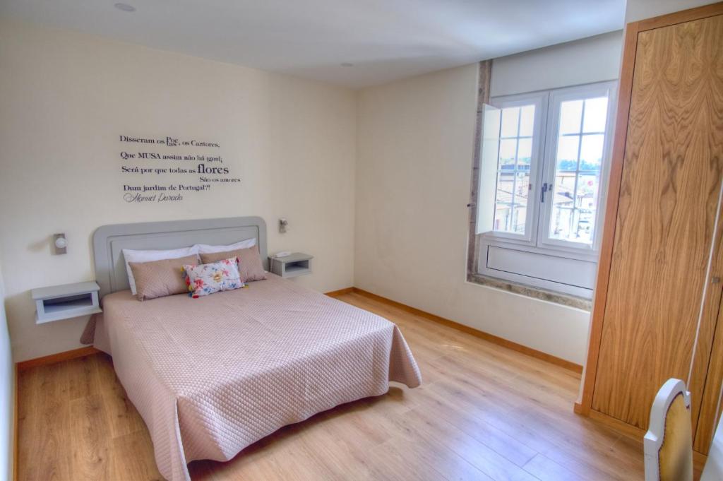 Postel nebo postele na pokoji v ubytování Hotel Os Poetas