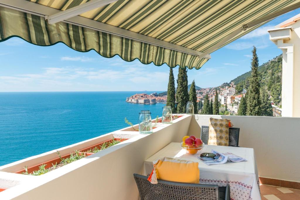 einen Balkon mit Meerblick in der Unterkunft Apartment Pantofule in Dubrovnik