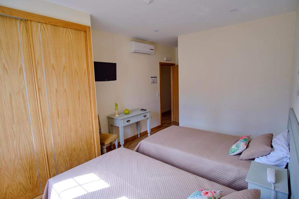 Postel nebo postele na pokoji v ubytování Hotel Os Poetas