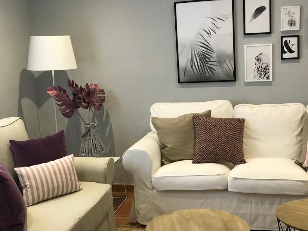 sala de estar con sofá blanco y silla en Apartamento de las doblas, en Córdoba