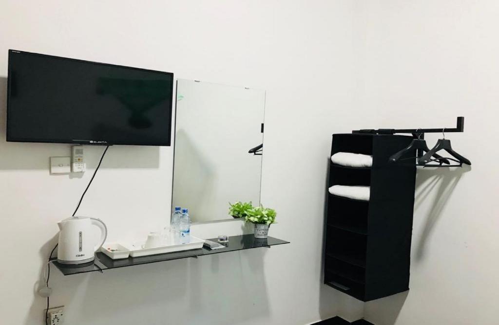 TV a/nebo společenská místnost v ubytování House of Seya