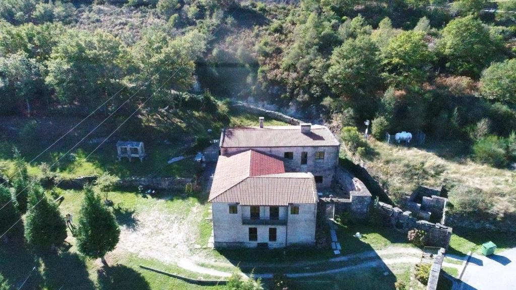 eine Luftansicht eines Hauses auf einem Hügel in der Unterkunft Casa D'Agosto in Estacas