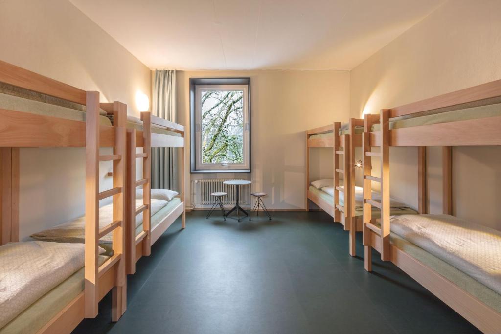 Postel nebo postele na pokoji v ubytování Bern Youth Hostel