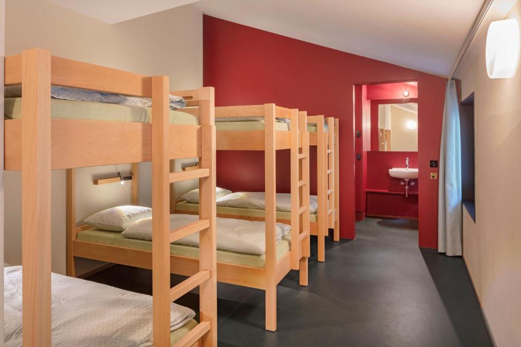 Postel nebo postele na pokoji v ubytování Bern Youth Hostel