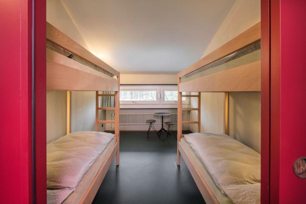 Postel nebo postele na pokoji v ubytování Bern Youth Hostel