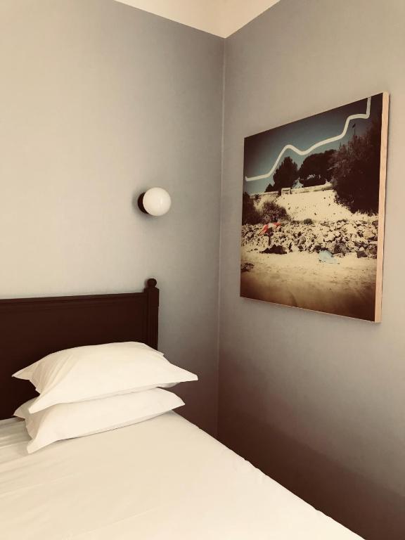 Postel nebo postele na pokoji v ubytování Hôtel L'orque Bleue