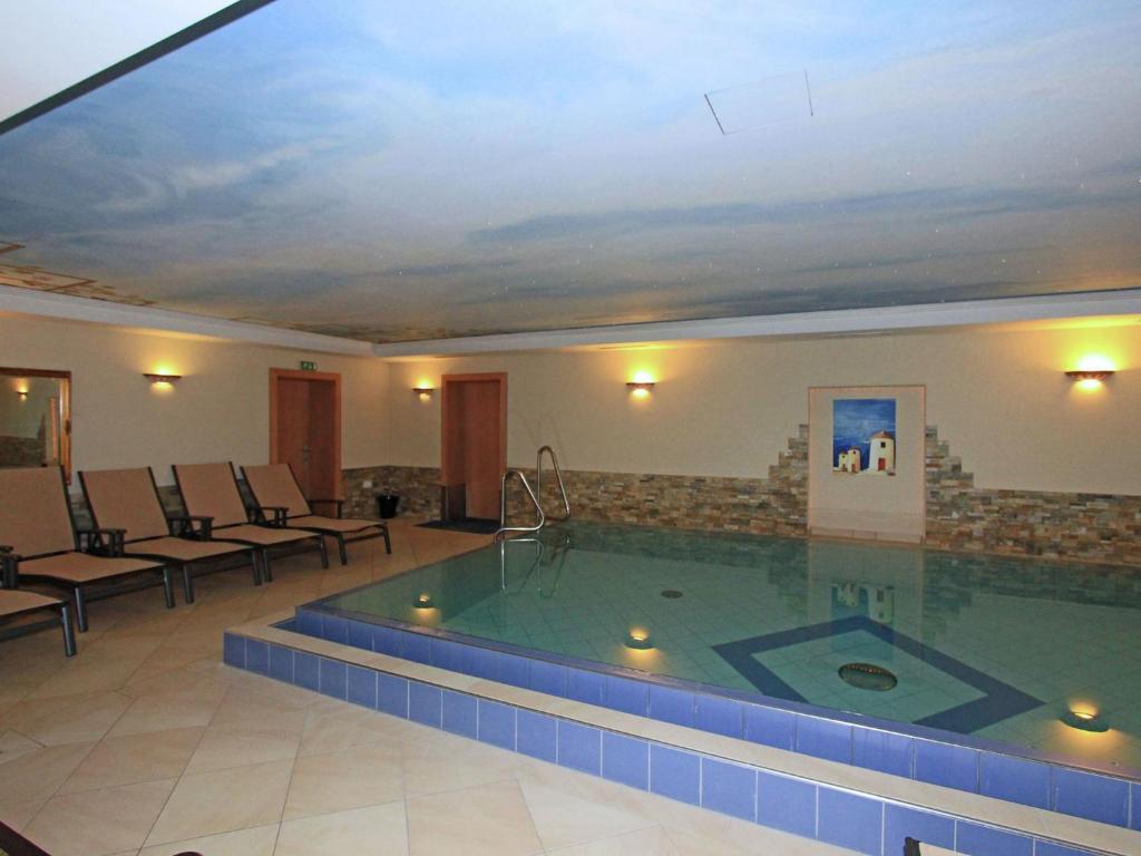 ein großer Swimmingpool in einem Hotelzimmer in der Unterkunft Apartment in Stumm near Zillertal Ski Area in Stumm