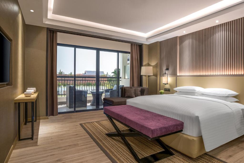 Postel nebo postele na pokoji v ubytování Courtyard by Marriott Siem Reap Resort