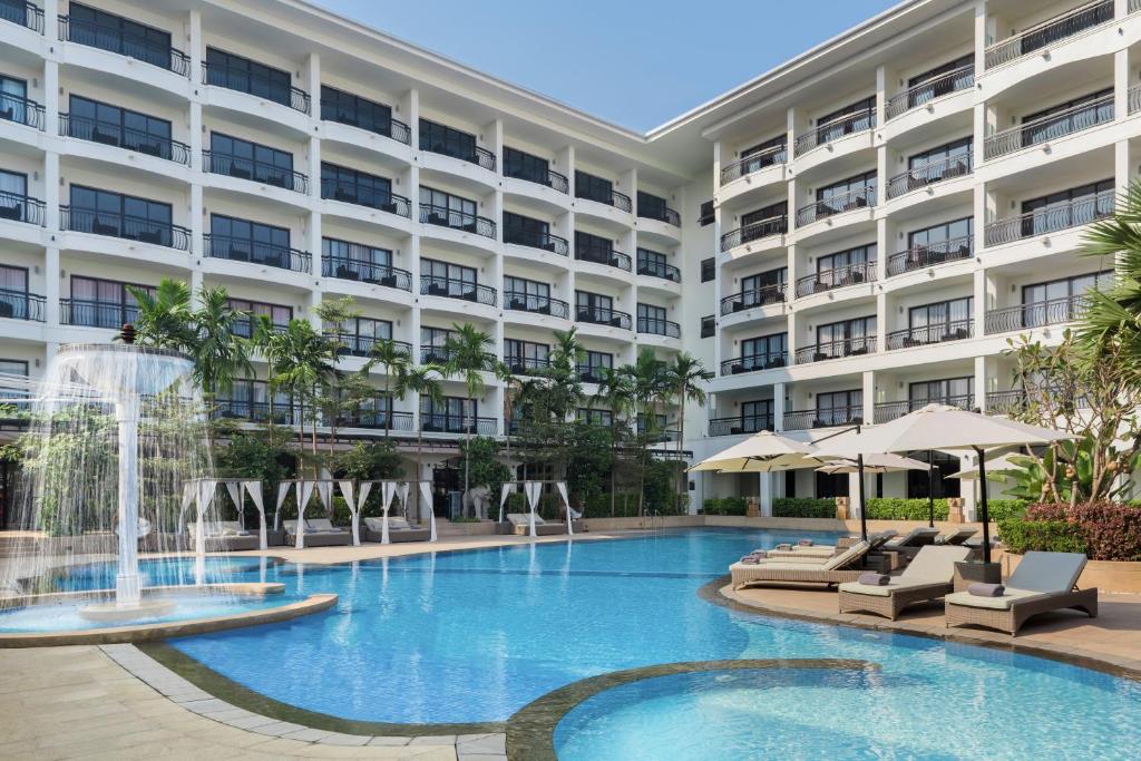 Bazén v ubytování Courtyard by Marriott Siem Reap Resort nebo v jeho okolí