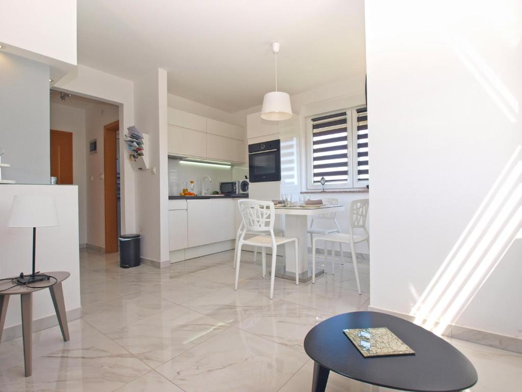 Kuchyňa alebo kuchynka v ubytovaní Apartment Durdica 1587