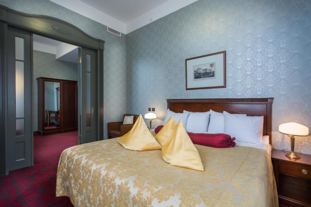 Postel nebo postele na pokoji v ubytování Hestia Hotel Barons Old Town